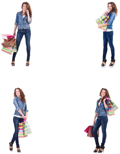 Jonge vrouw met boodschappentassen geïsoleerd op wit — Stockfoto