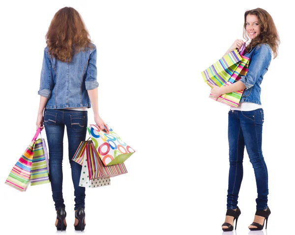 Młoda kobieta z torbami na zakupy izolowane na białym — Zdjęcie stockowe