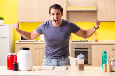 Genç adam gıda takviyeleri hakkında blog yazıyor.