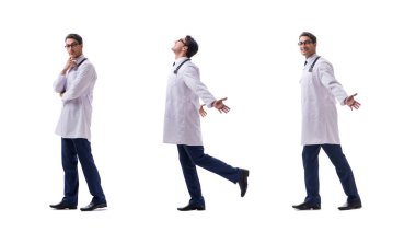 Genç doktor, beyaz sırtında tek başına yürüyor.