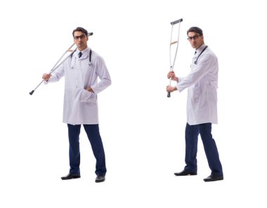 Genç doktor, beyaz sırtında tek başına yürüyor.