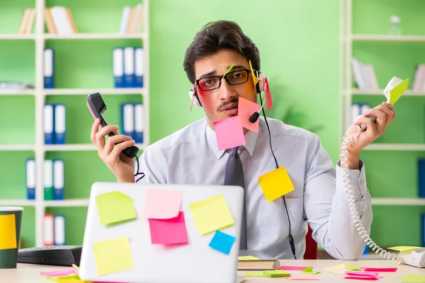 Junge Helpdesk-Betreiberin arbeitet im Büro mit vielen Widersprüchen — Stockfoto