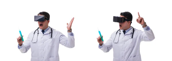 Beyaz ba izole bir vr sanal gerçeklik kulaklık giyen doktor — Stok fotoğraf