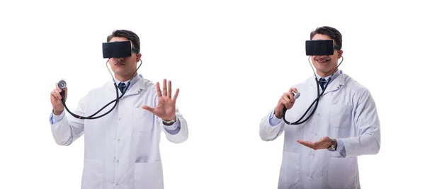 Doctor usando un auricular de realidad virtual vr aislado en ba blanca —  Fotos de Stock