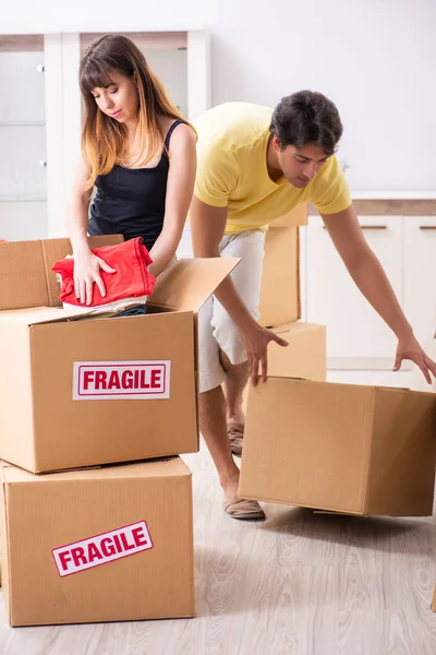 Jeune couple déménageant dans un nouvel appartement avec des choses fragiles — Photo