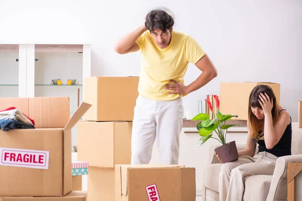 Young couple moving to new flat with fragile things — Stock Photo, Image