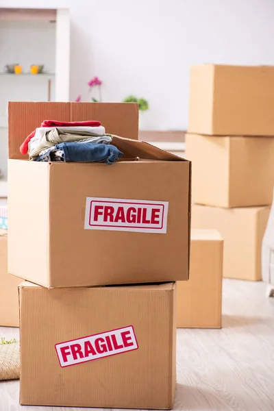 Jovem casal se mudando para novo apartamento com coisas frágeis — Fotografia de Stock