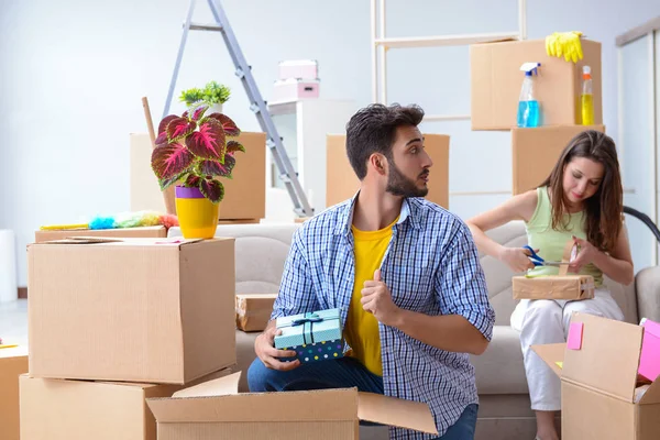 Familie bereidt zich voor op kerst na de verhuizing — Stockfoto