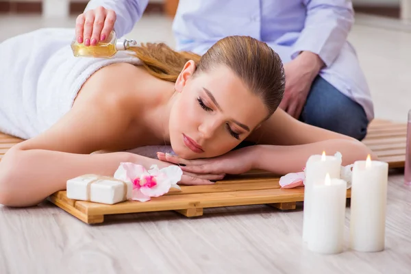 Young woman during spa procedure in salon — Stock Photo, Image