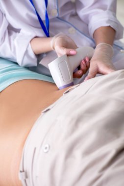 Genç adam ultrason prosedürü için radyolojisti ziyaret ediyor. 