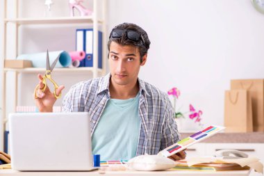 Atölyesinde çalışan yakışıklı bir terzi.