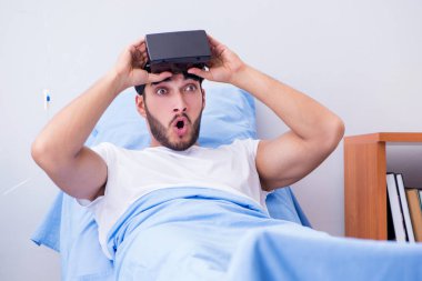 Hastanede gözlüklü bir hasta var.