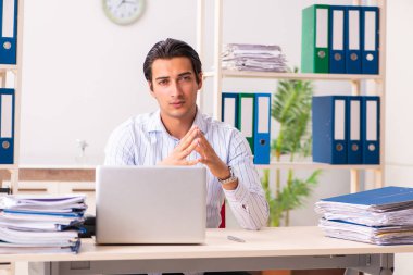 Ofiste oturan genç bir çalışan. 