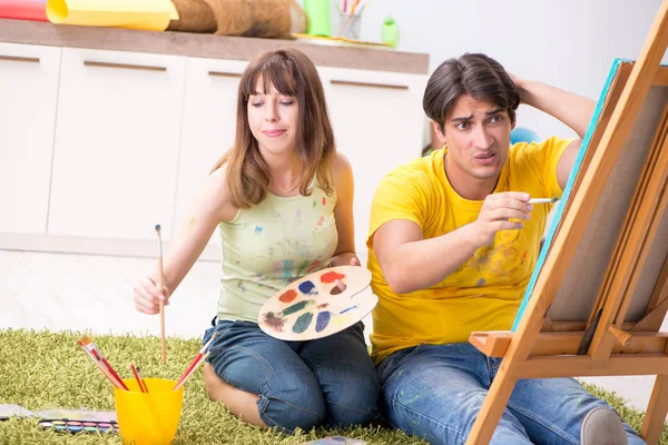 Young couple enjoying painting at home — Stock Photo, Image