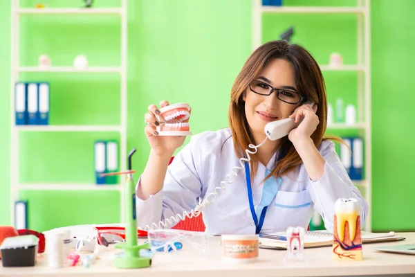 Mujer dentista trabajando en implantes dentales — Foto de Stock