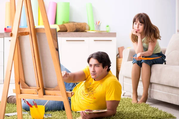 Pareja joven disfrutando de la pintura en casa — Foto de Stock