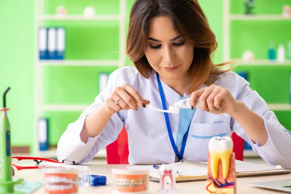 Mujer dentista trabajando en implantes dentales —  Fotos de Stock