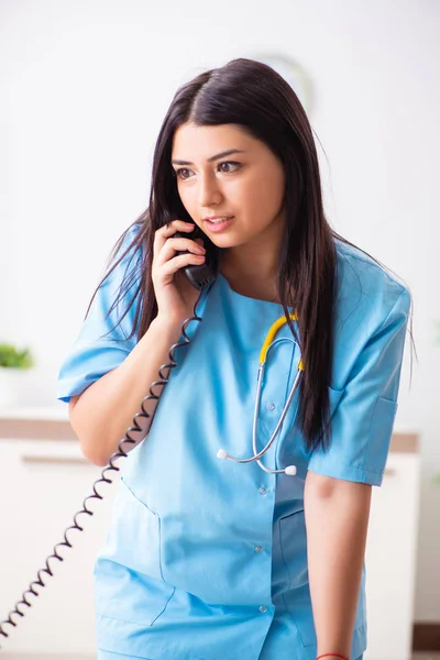 Joven Hermosa Doctora Que Trabaja Clínica — Foto de Stock