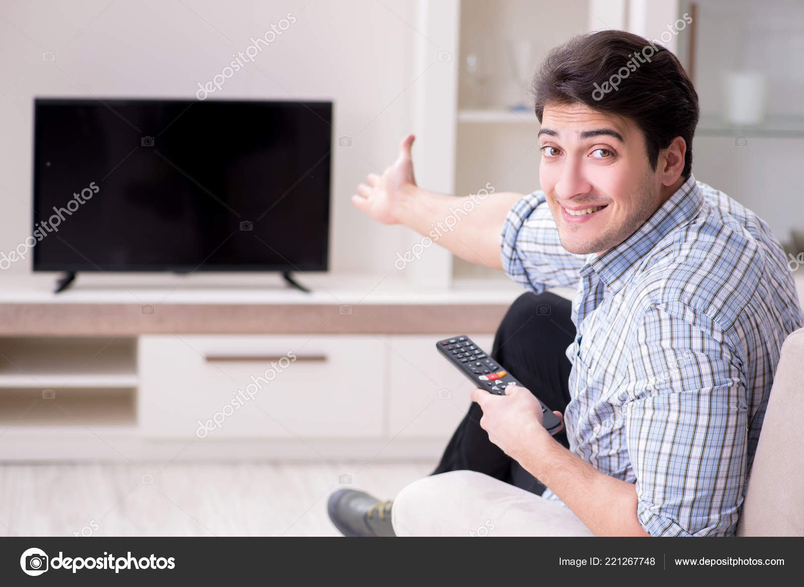 Tv man купить. Человек телевизор. Телевизор man. Мужчина смотрит телевизор. Man watching TV.