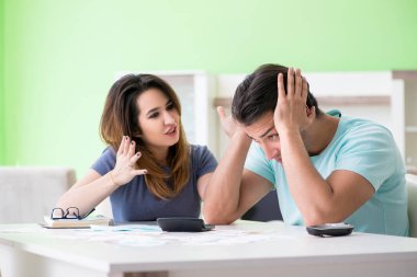 Genç aile kişisel finansla boğuşuyor