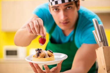 Adam evde pasta hazırlıyor.