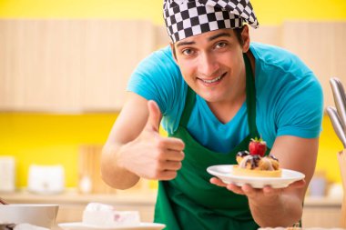 Adam evde pasta hazırlıyor.