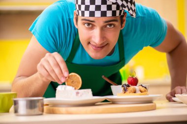 Adam evde pasta hazırlıyor.
