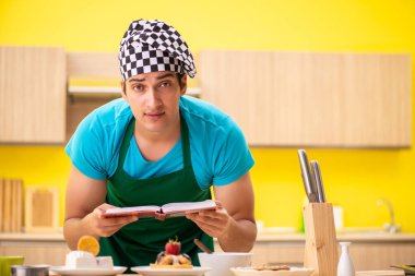 Adam evde pasta hazırlıyor.