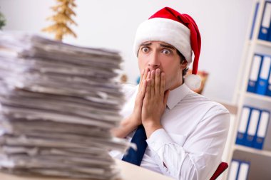 Yılbaşı vardiyasında çalışan genç işçi.