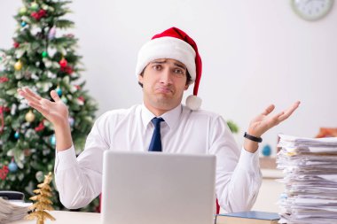 Yılbaşı vardiyasında çalışan genç işçi.