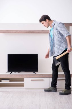 Bozuk televizyonu tamir etmeye çalışan adam