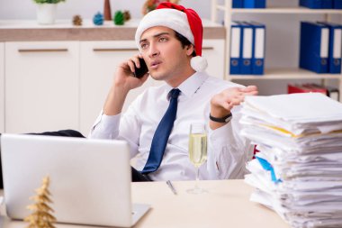 Yılbaşı vardiyasında çalışan genç işçi.