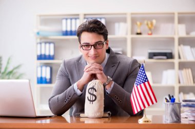 Ofisinde Amerikan bayrağı taşıyan bir iş adamı