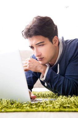 Evdeki başlangıç projesinde çalışan yakışıklı öğrenci 