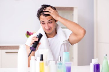 Tuvaletteki genç yakışıklı adam hijyen konseptinde. 