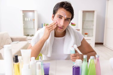 Tuvaletteki genç yakışıklı adam hijyen konseptinde. 