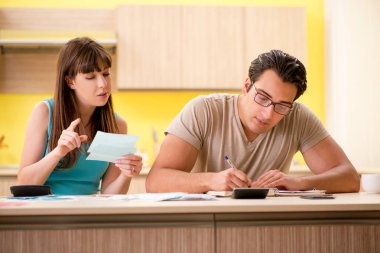 Genç aile kişisel finansla boğuşuyor