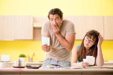 Genç aile kişisel finansla boğuşuyor