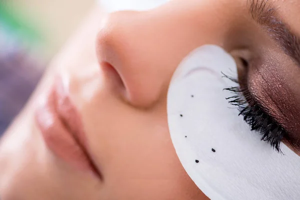 Young woman getting eyelash extension — Stock Photo, Image