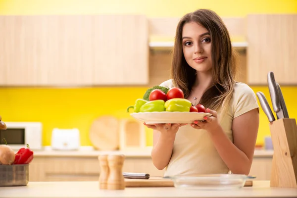 在厨房里做沙拉的年轻女人 — 图库照片
