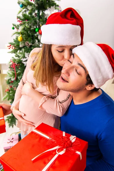 妊娠中の妻cevelatingクリスマスとともに夫 — ストック写真