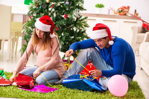 Embarazada esposa celevrating Navidad con marido —  Fotos de Stock