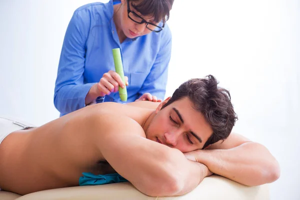 Patient in clinic undergoing laser scar removal — Stock Photo, Image