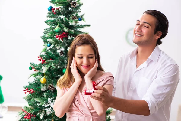 Man making marriage proposal at christmas day — Stock Photo, Image