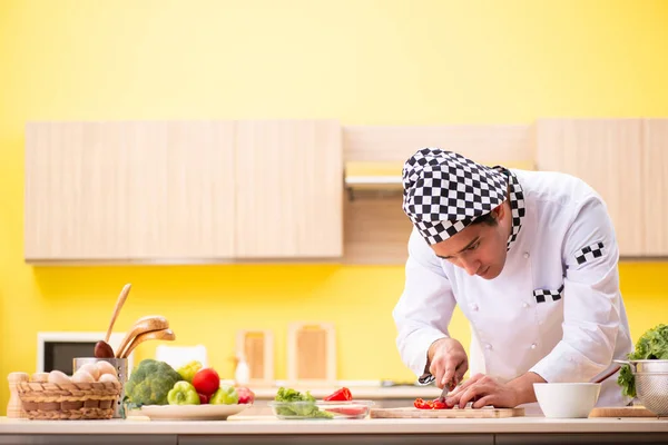 Genç Profesyonel Aşçı Evde Salata Hazırlıyor — Stok fotoğraf