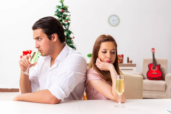 Junges Paar in der Weihnachtsnacht aneinander geraten — Stockfoto