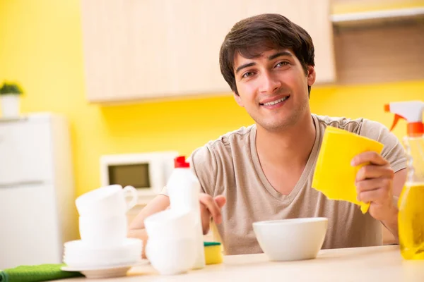 Hombre lavar los platos en casa — Foto de Stock