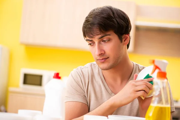 Man washing dishes at home — Stock Photo, Image