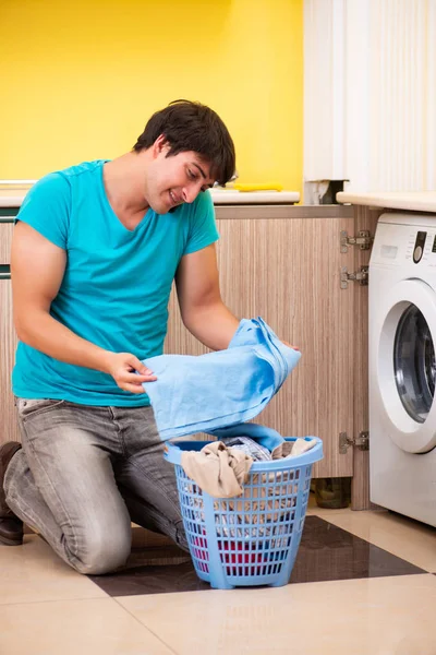 Jeune mari homme faisant la lessive à la maison — Photo