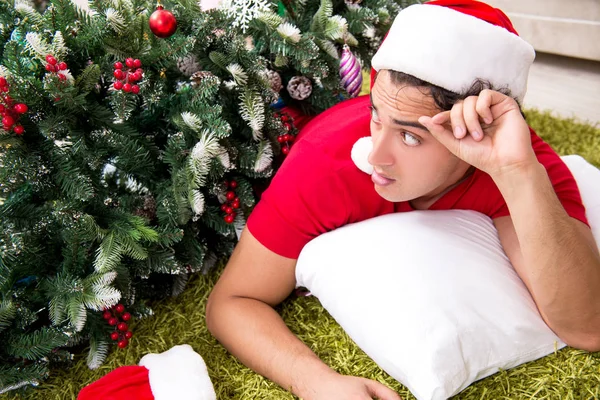 Młody mężczyzna pijany w domu po przyjęciu świątecznym — Zdjęcie stockowe